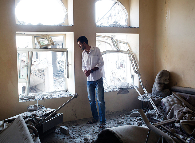 Nader Mohammed em seu apartamento, que foi destrudo por ataque da coalizo liderada por sauditas em Sanaa