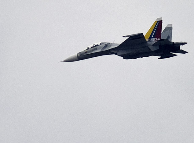 A Venezuelan Air Force Russian-made Sukhoi Su-30 figther jet overflies Caracas on April 18, 2013. Venezuelan President Nicolas Maduro steamrolled toward his inauguration as president Thursday, pushing past opposition demands for a recount in elections to replace Hugo Chavez despite days of flaring tensions. Venezuelan fighter jets, including Russian-made Sukhoi-35s, streaked across Caracas in an apparent rehearsal for Friday's swearing-in ceremonies, which were expected to draw fellow South American leaders. AFP PHOTO/Raul ARBOLEDA ORG XMIT: RAM005