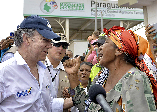 O presidente da Colmbia, Juan Manuel Santos, conversa com moradora em Paraguachn