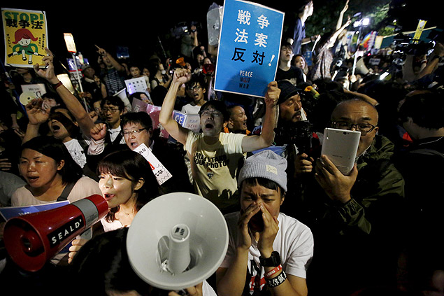 Manifestantes vaiam o premi Shinzo Abe aps o Senado aprovar a lei que libera o envio de militares