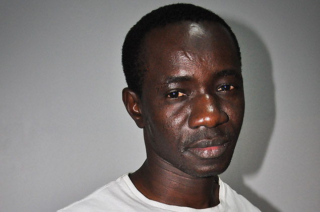 Abu Bakarr Koroma, 36, vendia celulares nas ruas do bairro de Lungi, em Freetown, Serra Leoa