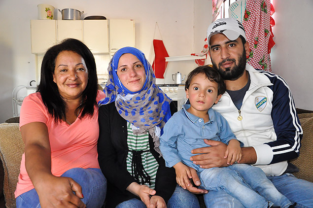 A agente educacional que abrigou uma famlia de refugiados srios Zineide Vedois ( esq.), ao lado de Duaa, que est grvida de cinco meses, o marido Mohammad Al Nader e o filho do casal, Mammun 