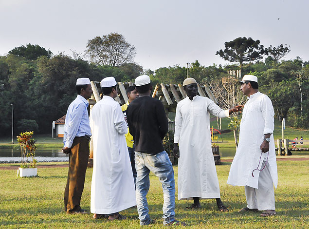 Muçulmanos posam para foto no portal da cidade, em Marechal Cândido Rondon, no oeste do Paraná