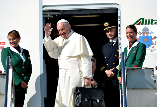 Papa Francisco acena na escada de avio no aeroporto de Roma