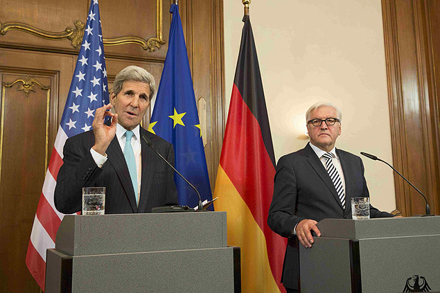 O secretrio de Estado americano John Kerry em entrevista coletiva em Berlim ao lado do chefe de Relaes Exteriores da Alemanha, Frank-Walter Steinmeier