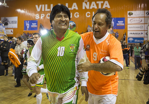 Daniel Scioli joga futebol com o presidente boliviano, Evo Morales, em sua estncia em Benavides