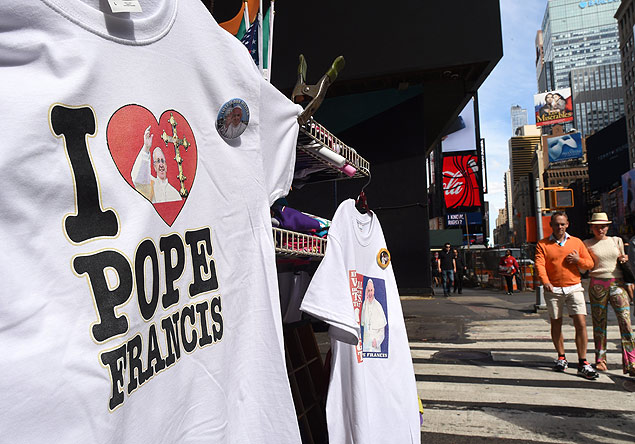 Venda de camisetas "Eu amo o papa Francisco" na Times Square (Nova York) antes da visita aos EUA 