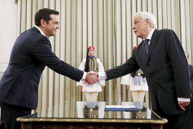 Alexis Tsipras (esq.)  empossado premi pelo presidente da Grcia, Prokopis Pavlopoulos