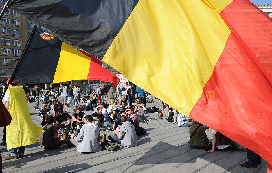 ORG XMIT: 059 Protesters hold Belgian flags during a demonstration in Brussels on March 29, 2011. Protesters hit the streets as Belgium matched Iraq's record as the country longest without a government today, and polls showed the crisis boosting separatists in the Dutch-speaking north. As Belgium snatched the dubious record after 289 days rudderless, students took to the streets to press for a coalition deal between leaders of the linguistically-partitioned country -- split between Dutch-speaking Flanders and the French-speaking south. AFP PHOTO / GEORGES GOBET