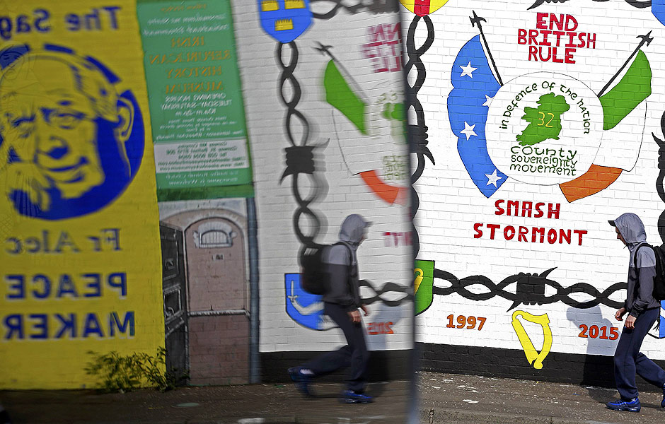 A youth walks past a mural on a wall in the republican Falls Road area of West Belfast in Northern Ireland, September 11, 2015. Britain and Ireland sought to calm Northern Ireland's political crisis on Friday by urging Protestant unionists and Catholic nationalists to preserve a power-sharing government that ended decades of sectarian violence. REUTERS/Cathal McNaughton ORG XMIT: CMN05