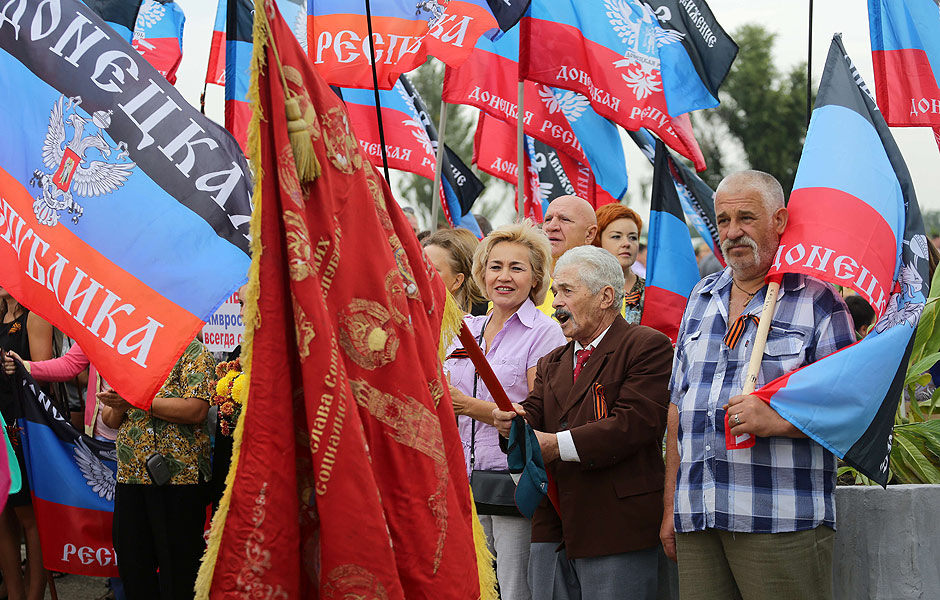 Supporters of the self-proclaimed Donetsk People's Republic take part in a rally at Saur Mogyla Memorial on September 7, 2015 to mark anniversary of releasing of Donetsk region from occupation during WWII. Ukraine's warring sides marked a week without heavy fighting Monday in a tentatively encouraging change to a 17-month war that has debilitated Western relations with Russia and unsettled eastern Europe. AFP PHOTO/ALEXEY FILIPPOV ORG XMIT: SUP9544