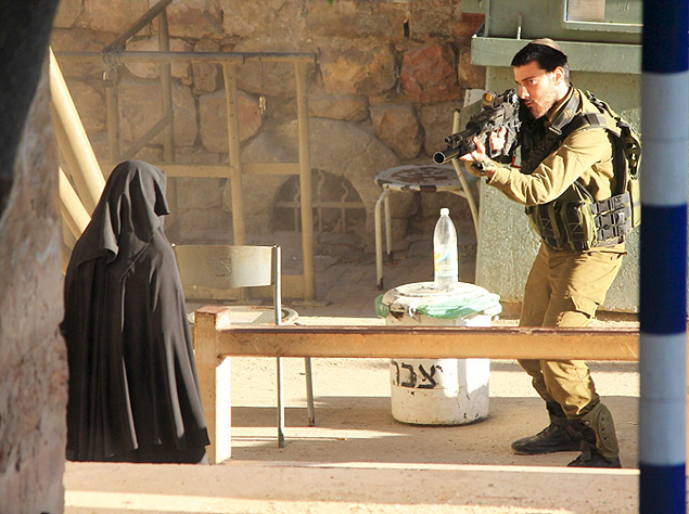 Soldado aponta seu fuzil para Hadeel al-Hashlamon, 18, antes de ela ser morta pelas forças israelenses 