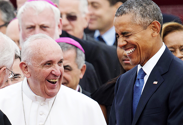 TOPSHOTS Pope Francis laughs alongside US President Barack Obama upon arrival at Andrews Air Force Base in Maryland, September 22, 2015, on the start of a 3-day trip to Washington. AFP PHOTO / SAUL LOEB ORG XMIT: SAL004