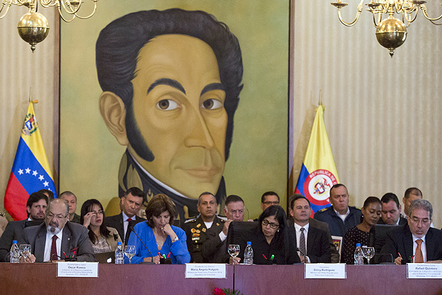 Colombia's Foreign Minister Maria Angela Holguin (front row, 2nd L) and her Venezuelan counterpart Delcy Rodriguez (front row, 2nd R) take notes during a bilateral meeting in Caracas, Venezuela September 23, 2015. REUTERS/Marco Bello ORG XMIT: MAB02