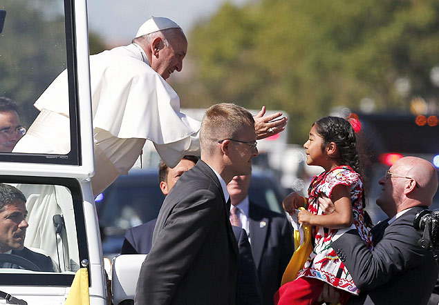 O papa Francisco recebe carta de menina durante sua visita a Washington