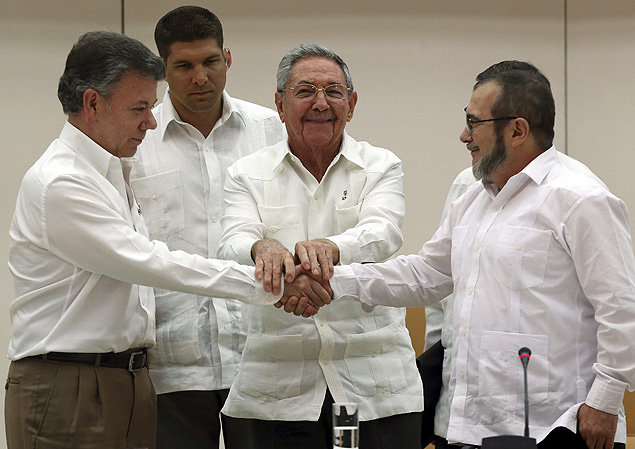 O presidente Santos, o ditador cubano, Ral Castro, e Timochenko (Farc) cumprimentam-se em Havana