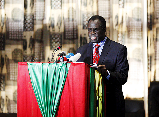 Burkina Faso's interim President Michel Kafando speaks to the media at the foreign affairs ministry in Ouagadougou, Burkina Faso, September 23, 2015. Kafando, who was taken hostage during a coup a week ago, said on Wednesday he was back in power and had restored a civilian transitional government. REUTERS/Joe Penney ORG XMIT: JP03