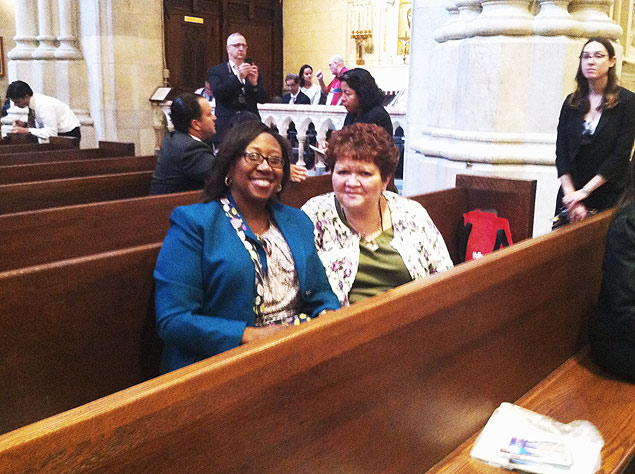 Cheryl Jenkins e Zaida Arce esperam papa Francisco na catedral de So Patrcio, em Nova York