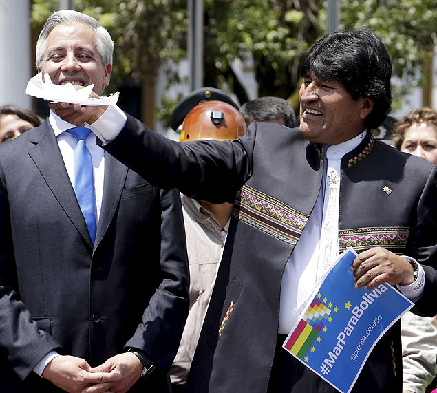 Presidente da Bolvia, Evo Morales, segura barquinho de papel em frente de vice, lvaro Garca Linera