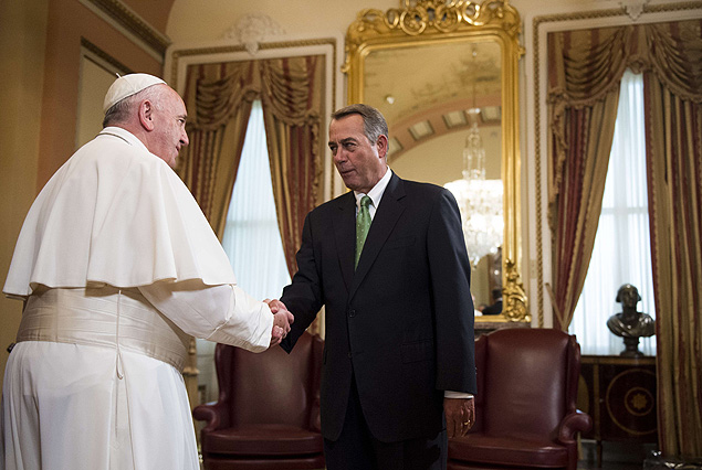 O presidente da Cmara dos EUA, John Boehner, cumprimenta o papa Francisco nesta quinta-feira (24)