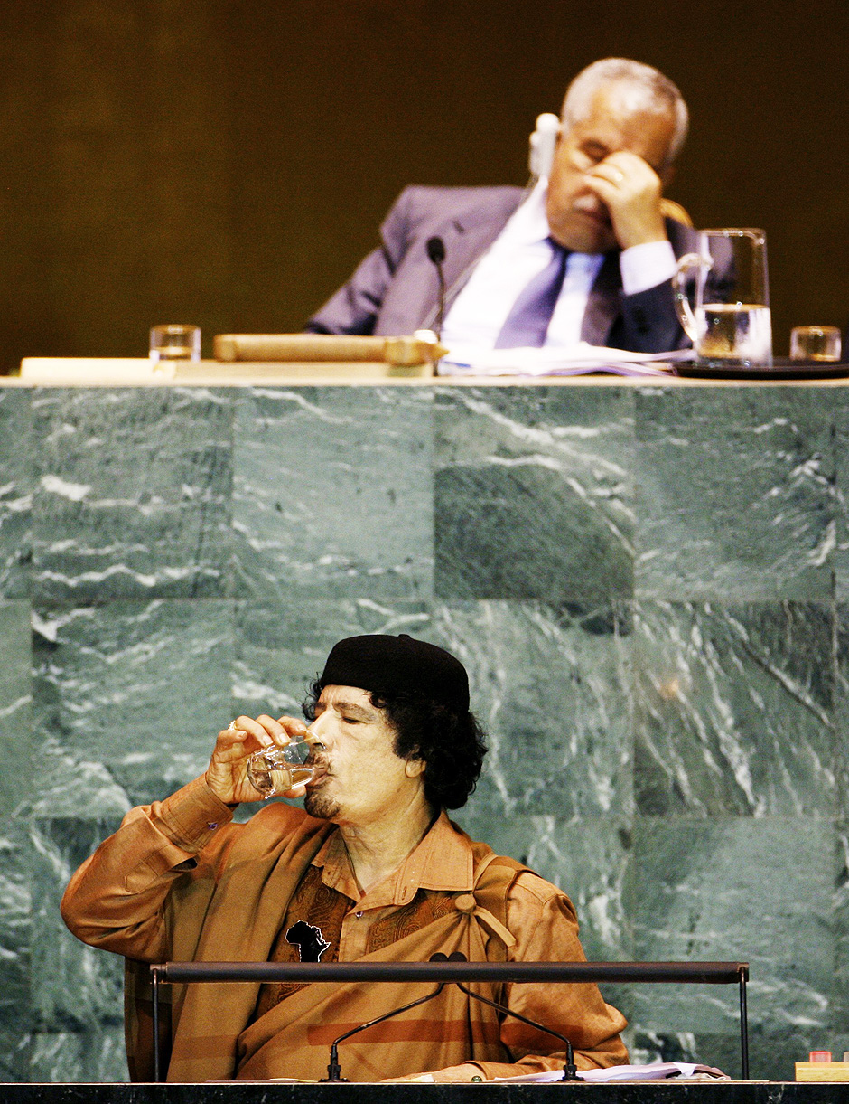 Muammar Gaddafi, da Lbia, durante confuso discurso em 2009 em que criticou as Naes Unidas por no terem prevenido dezenas de guerras pelo mundo 