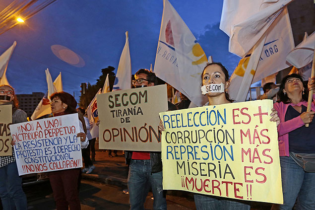 Ativistas da Fundamedios protestam em frente  Secom, em Quito, contra a tentativa de fechar a ONG