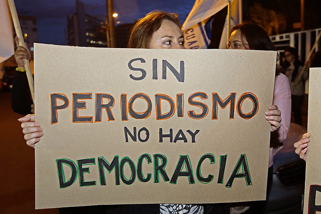 Ativistas da Fundamedios no protesto em Quito contra o fechamento da ONG