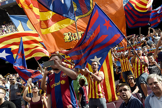 Torcedores do Barcelona empunham "esteladas", bandeiras pr-independncia da Catalunha