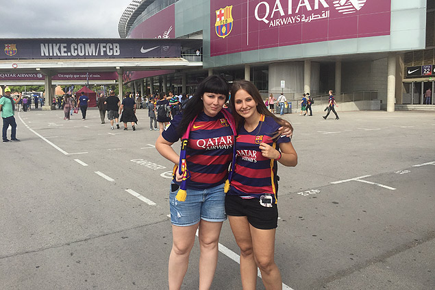Cristina Fernndez ( esq.) e Laura Alonso, torcedoras do Barcelona que viajaram de Madri para o jogo
