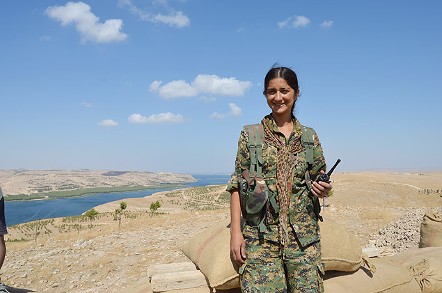 Soldada curda no front, perto de Jarabulus, a beira do rio Eufrates