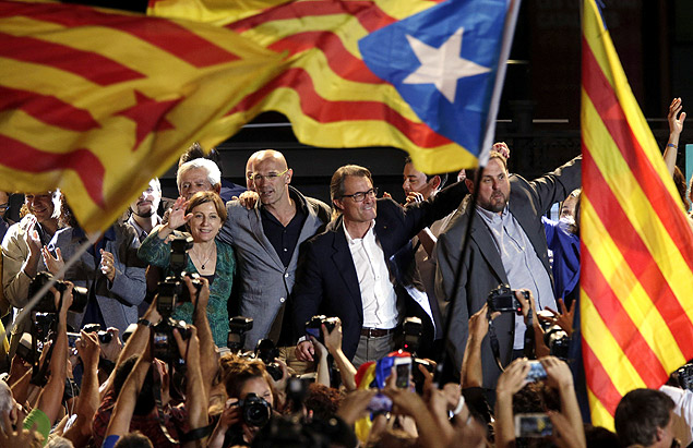 Presidente catalo, Artur Mas comemora resultado de eleies regionais em Barcelona