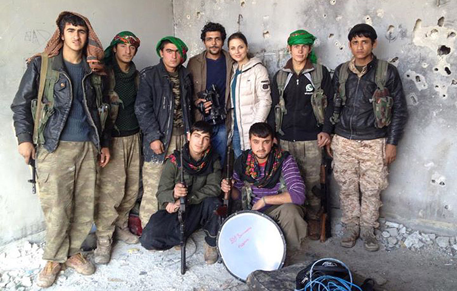Raushan Khalil e Barzan Iso com soldados curdos durante o cerco da faco terrorista Estado Islmico a Kobani, na Sria