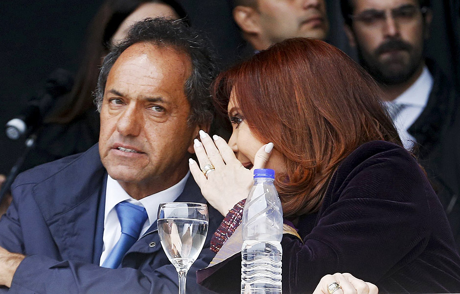 Presidente da Argentina, Cristina Kirchner, conversa com governador da provncia de Buenos Aires e favorito da eleio presidencial, Daniel Scioli