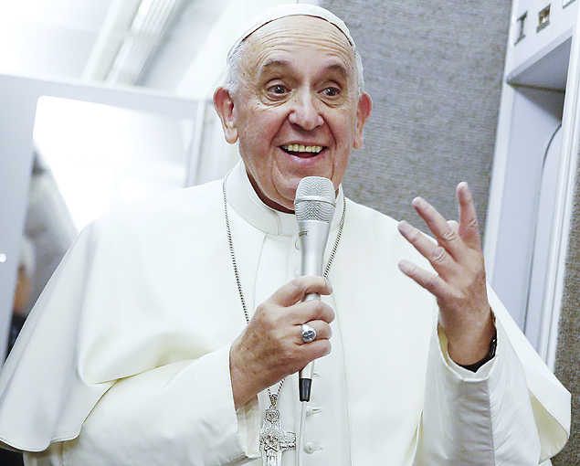 Pope Francis talks aboard the papal plane while en route to Italy September 28, 2015. The pope left the United States on Sunday night, departing from Philadelphia International Airport on an American Airlines flight to Rome. REUTERS/Tony Gentile ORG XMIT: MXR05