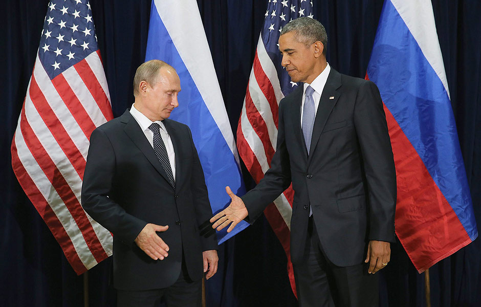 NYK301. NUEVA YORK (EE.UU), 28/09/2015.- El presidente ruso, Valdimir Putin (i) saluda a su homlogo estadounidense, Barack Obama (d), hoy, lunes 28 de septiembre de 2015, durante su encuentro bilateral en la sede de las Naciones Unidas en Nueva York (Estados Unidos). Putin y Obama asisten en Nueva York al 70 aniversario de las reuniones de la asamblea general de la Organisacin de las Naciones Unidas (ONU). EFE/CHIP SOMODEVILLA / POOL ORG XMIT: NYK301