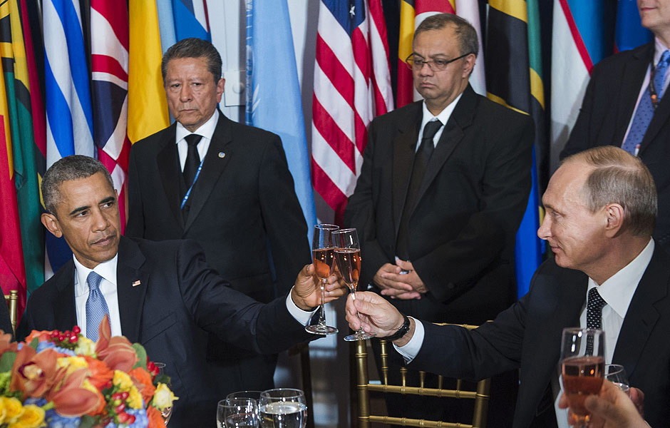 US01 NUEVA YORK (ESTADOS UNIDOS) 29/09/2015.- Fotografa facilitada por las Naciones Unidas que muestra al presidente ruso, Vladmir Putin (d), y al presidente estadounidense, Barack Obama, durante un brindis en el marco de cena oficial organizada por el secretario general de la ONU, Ban Ki-moon, en honor de los lderes asistentes a la Asamblea General de la ONU, en Nueva York (Estados Unidos), ayer, 28 de septiembre de 2015. EFE/United Nations/Amanda Voisard SOLO USO EDITORIAL, NO VENTAS