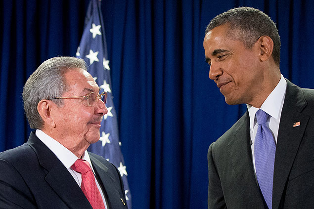 O presidente dos EUA, Barack Obama, cumprimenta o ditador de Cuba, Ral Castro, na sede da ONU