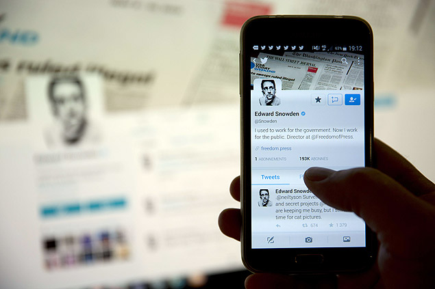 Telas de computador e de celular mostram conta de Edward Snowden no Twitter