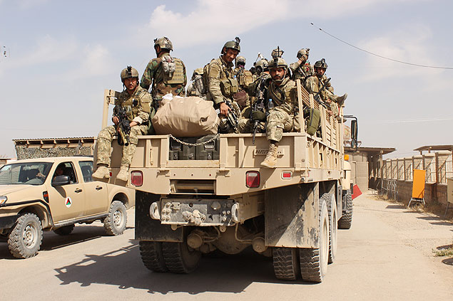 Soldados das foras afegs enviados para retomar a cidade de Kunduz do Taleban, no final de setembro