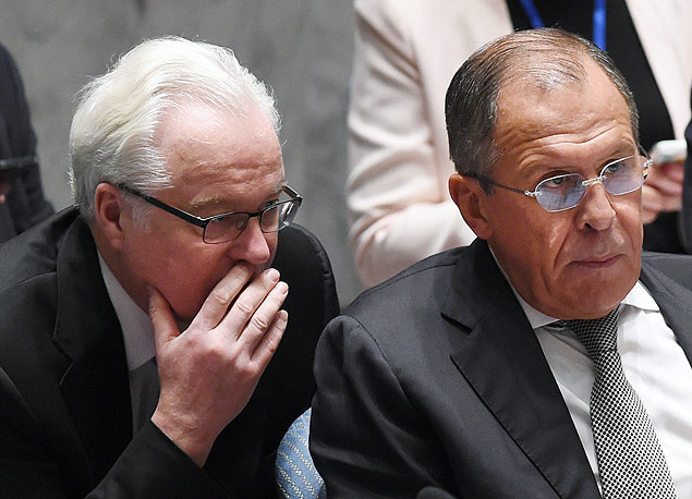 Russian Foreign Minister Sergei Lavrov and Russian ambassador to the United Nations Vitaly Churkin (L)speak at a UN Security Council meeting on settlement of conflicts in the Middle East and North Africa and countering the terrorist threat in the region during the 70th Session of the UN General Assembly September 30, 2015 in New York. AFP PHOTO / TIMOTHY A. CLARY ORG XMIT: TC018