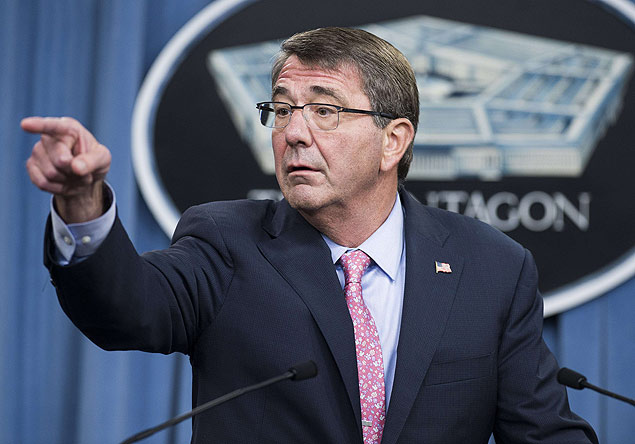 US Secretary of Defense Ashton Carter speaks about Russian airstrikes in Syria during a press briefing at the Pentagon in Washington, DC, September 30, 2015. Russia's air strikes in Syria on Wednesday "probably" did not target Islamic State jihadists, Carter said, contradicting Russian claims. "It does appear (the strikes) were in areas where there were probably not ISIL forces," Carter said, using an alternative acronym for the IS group. The Russian defense ministry had said its strikes targeted IS militants. AFP PHOTO / SAUL LOEB ORG XMIT: SAL025