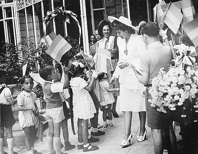 Evita com grupo de crianas durante sua visita a Paris, em 1947
