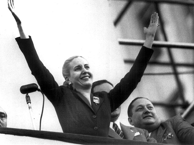 Em 17 de outubro de 1951, no balcão da Casa Rosada, Evita saúda multidão reunida na praça de Maio