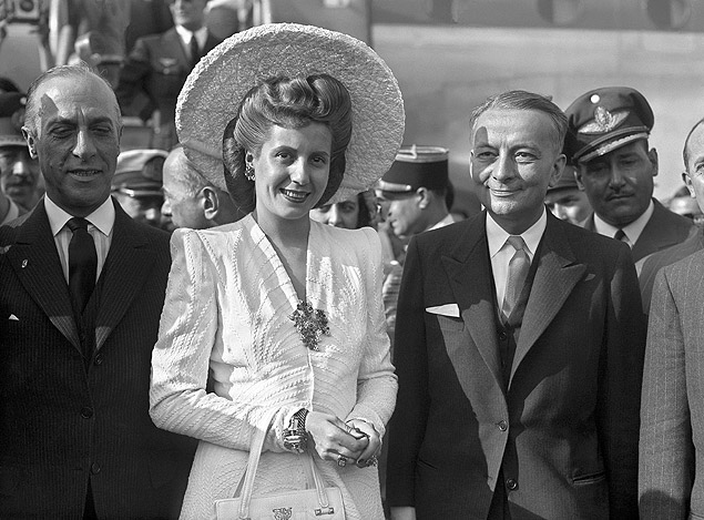 Evita  recebida pelo ministro das Relaes Exteriores da Frana, Georges Bidault (dir.), ao chegar a Paris, 1947