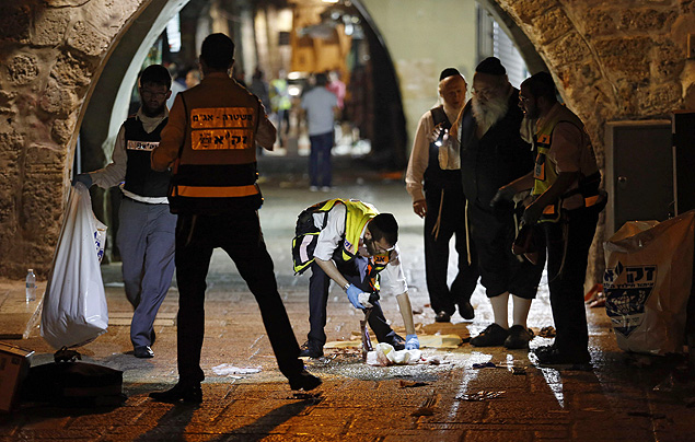Investigadores onde dois israelenses foram mortos por um palestino na Cidade Velha de Jerusalm