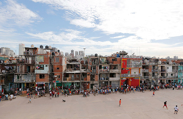 Vista da favela Villa 31, em Buenos Aires; argentinos enfrentam inflao e estagnao econmica