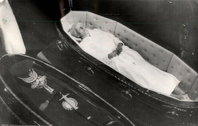 Em 1974, pela primeira em 19 anos, corpo de Evita  exposto ao pblico, ao lado do caixo de Pern, na residncia oficial