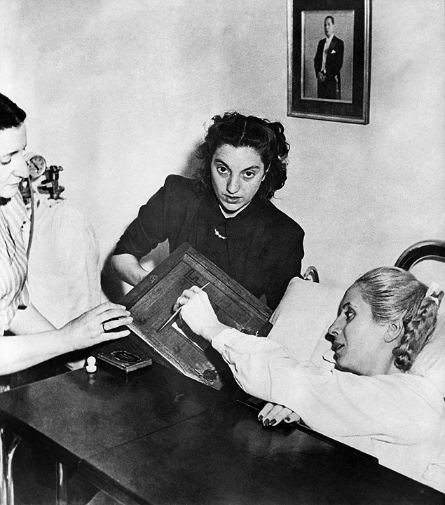 Em novembro de 1951, com a doena em estado avanado, Evita vota na cama do hospital na eleio vencida por Pern