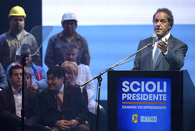 O governador de Buenos Aires e lder nas pesquisas para a Casa Rosada, Daniel Scioli, durante comcio