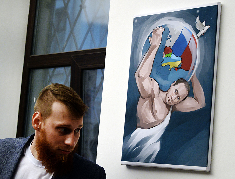 Ao lado de visitante, quadro mostra Putin como Hrcules, carregando o mundo nas costas; exposio em Moscou marcou os 62 anos do lder